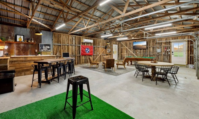 Gallatin House | Converted MiniFarm North of Nashville 'The Hollow'