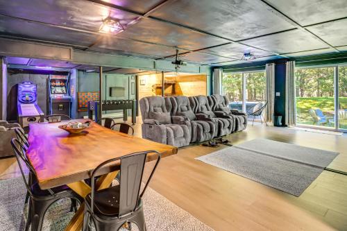 Albrightsville House | Conways Cabin Poconos Getaway with Game Room!