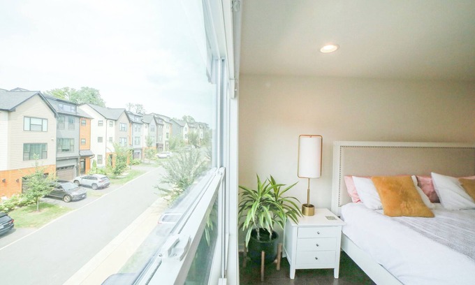 Belmont House | Cool 4-bedroom townhome walkable to restaurants