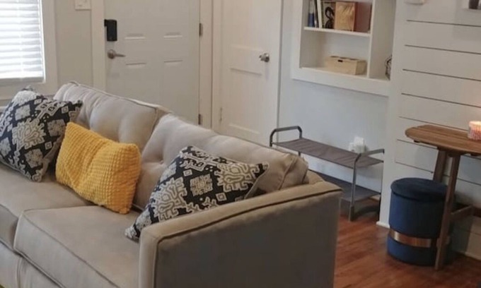 Stone Mountain House | Cool City Cottage (MINS FROM AIRPORT/CITY) 2B 1B