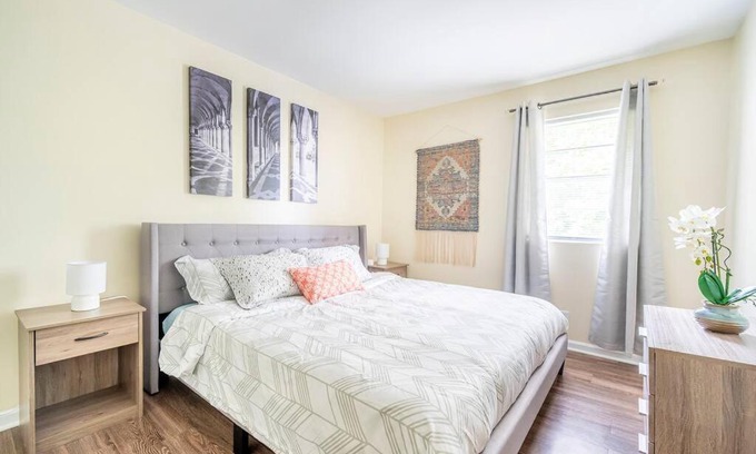 Durham Apartment | *Cool Crib * King Bed * Long Term Stays * Duke*