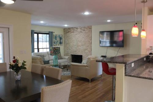 Tallahassee House | COOL HAVEN-A Quiet Elegant Contemporary Retreat