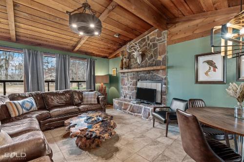 Uncertain House | Cool Moss Stone Lodge Wkayaks & Canoes