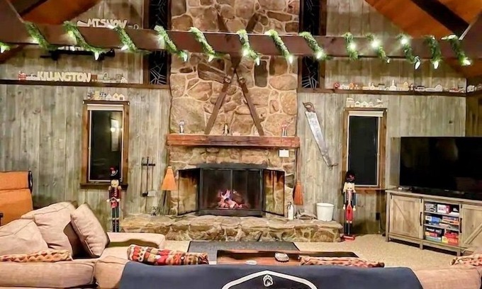 Mountain Acres Cabin | Cool Runnings Cabin: Rustic + Spacious w. Fireplace + FirePit 12 min to Stratton