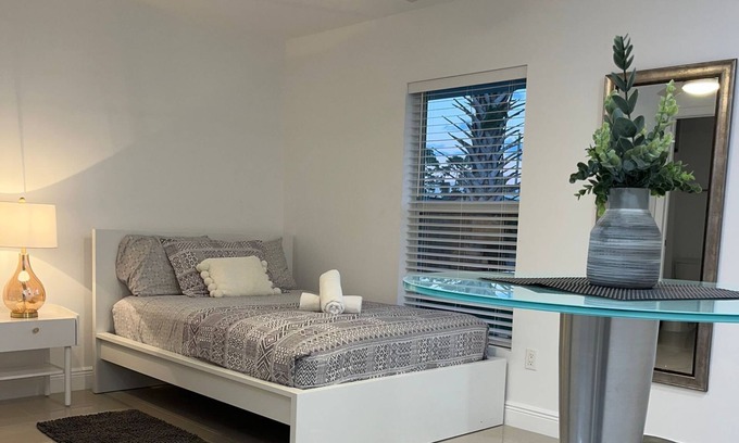 Greenacres Apartment | Cool studio, all new, perfect for a couple. strategically located to enjoy WPB !