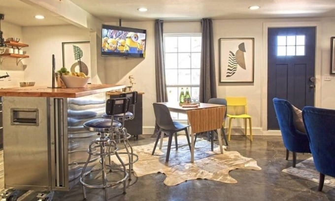Central Oklahoma City Apartment | COOL STUDIO GARAGE LOCATED IN THE HEART OF OKC!! W/ PRIVATE YARD!!