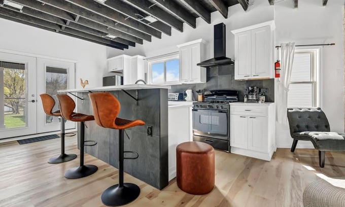 Front Park Apartment | Cool Urban Stay Downtown Loft