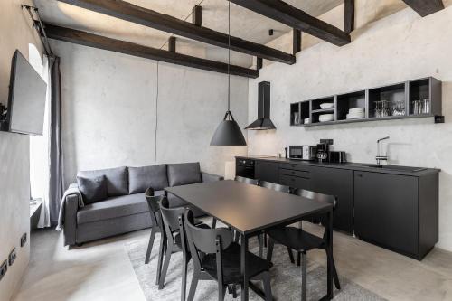 Weissensee Apartment | COOLEST Apartment in Berlin, easy Check-in, close to center, Black & White Maisonette #6