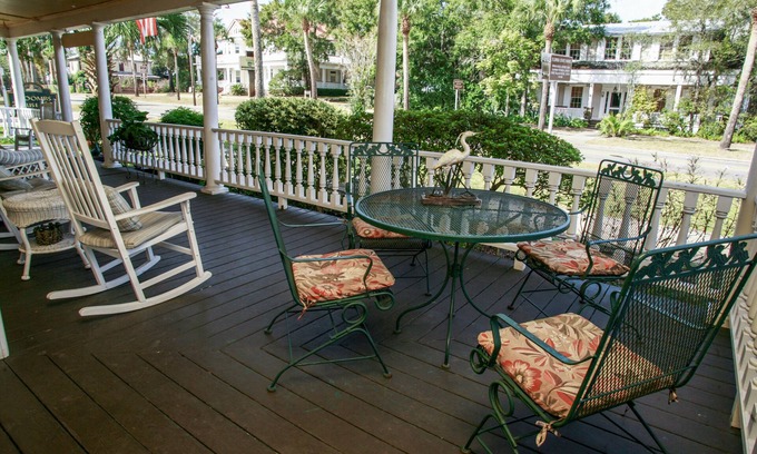 Historic Downtown Apalachicola Hotel | Coombs Inn & Suites