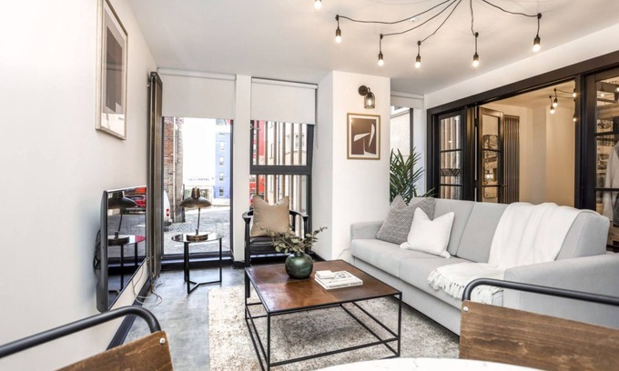 Old Town Apartment | Cooper’s Room: Stylish 2-bed near Royal Mile