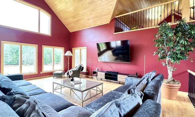 Wells Bridge Ski Chalet | Cooperstown All Star Newly Renovated 5B 3.5B with Amazing view and Creek