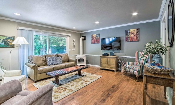 Coos Bay House | Coos Bay Retreat Less Than 2 Mi to Marina and Casino!