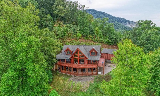 Gatlinburg - Pigeon Forge House | Copper Elk Lodge