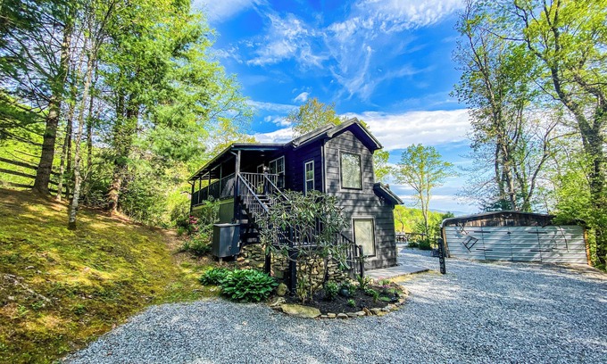 Hendersonville House | Copper Kettle Cabin A peaceful cabin, pet friendly near Hendersonville