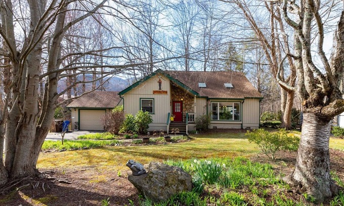 Valley Creek Run Cottage | Copper Lady Cottage - Creekside 3 BR, 2BA, Hot Tub, Firepit