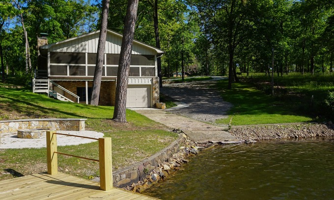 Rockwell House | Copper Porch Cottage on Lake Hamilton, Fire pit, Fishing Dock, Boat Ramp, Views!