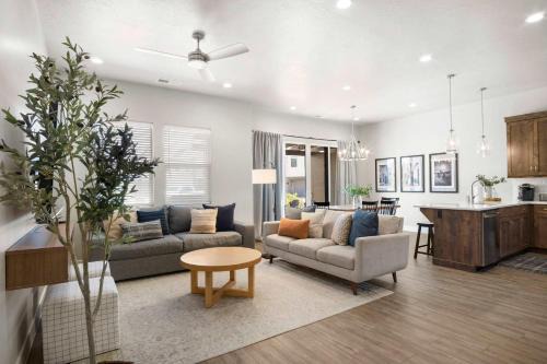 Santa Clara House | Coral Paradise - Community Pool
