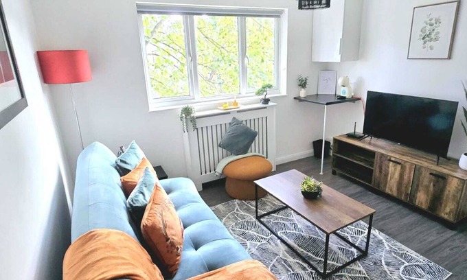Corby Apartment | Corby City Centre -2 Bedrooms with sofa bed ideal for contractors & families