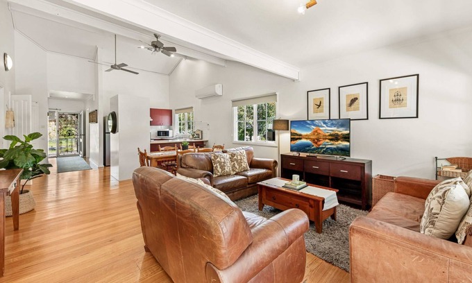Bright Cottage | Corinda Cottage - 4 bedroom pet friendly five minute walk to town and Ovens River.