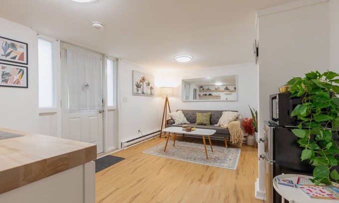 Revere Apartment | Corner Cottage - cozy studio just north of Boston