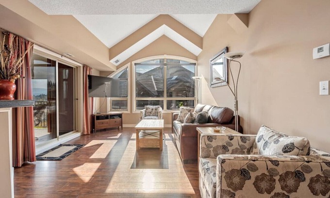 East Kootenay Condo | Corner Curio | Lake View| Pool | Hot Tub | Gym