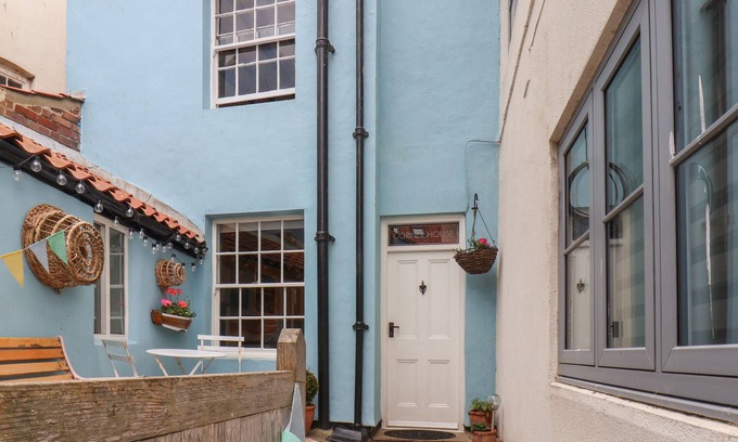 Staithes Cottage | CORNER HOUSE, pet friendly, character holiday cottage in Staithes