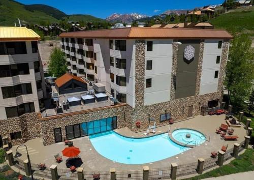 Crested Butte House | Corner King Room with Pool Hot Tub Close to Slopes
