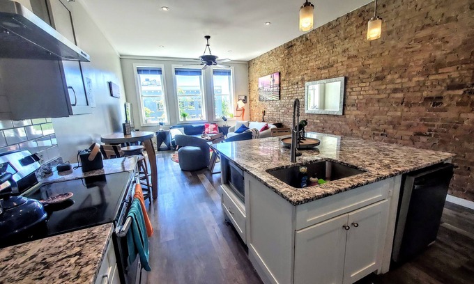 Wilmington Historic District House | Corner of Market & Front St. Renovated TOP FLOOR. Bridgeview. Renovated.