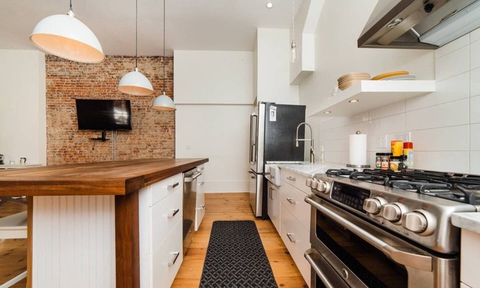 Central Northside Apartment | ★Corner Suite★- Location, Parking, Walkable
