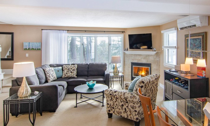 Quechee House | Corner townhome with mountain views, gas fireplace & AC - Quechee Club access