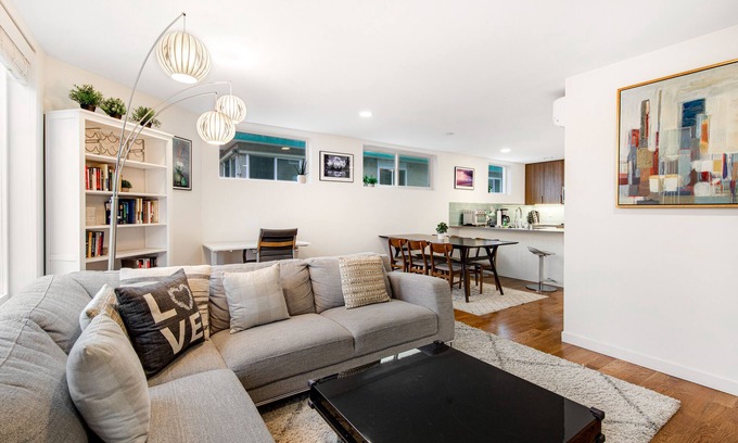 Fremont House | Corner Townhome with Rooftop Deck - Free WiFi & Washer/Dryer - Walker’s Paradise