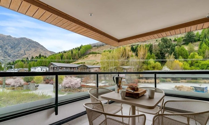 Arthur's Point Apartment | Coronet Base at La Residence du Parc