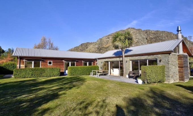 Arthur's Point House | Coronet View - Family home with BBQ close to town