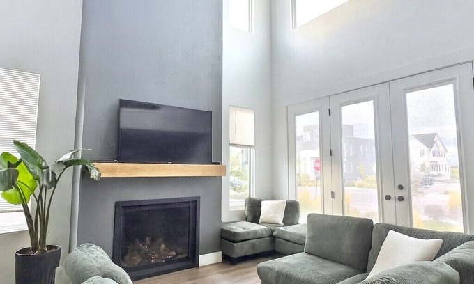 Daybreak House | Corporate Housing Fully Furnished Daybreak Gourmet Kitchen Pets Always OK