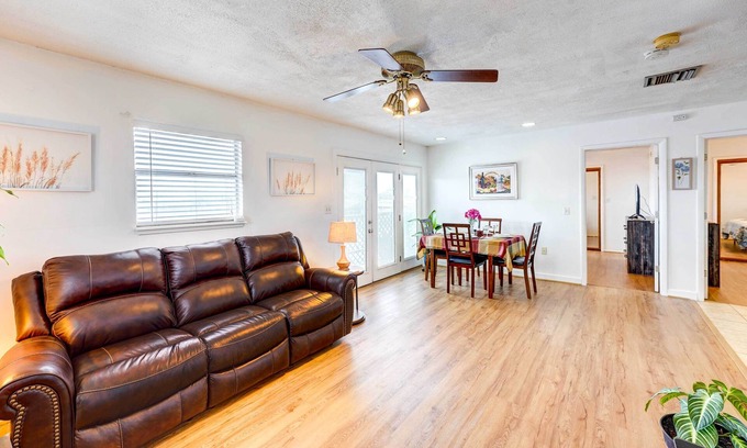 South Side House | Corpus Christi Extended Stay - 7 Mi to Beach!