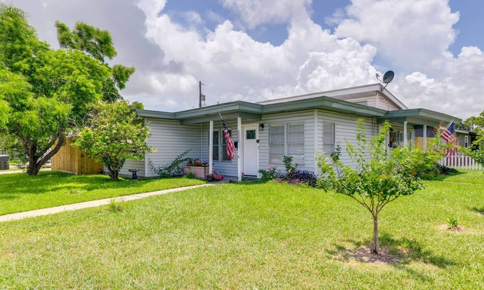 Bay Area House | Corpus Christi Home w/Grill, 3 Blocks to Bay!