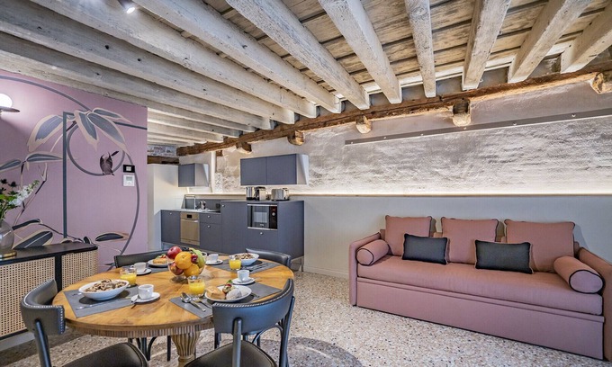 Castello Apartment | Corte Rubbi 5514 Two-bedroom with Canal View
