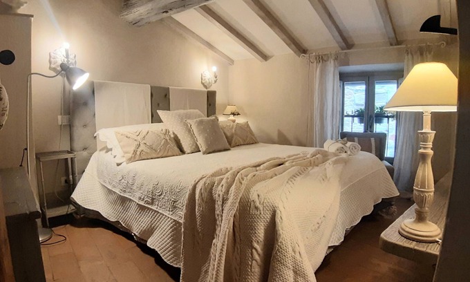 Cortona Old Town Apartment | Cortona Shabby Chic House (Independent & balcony)