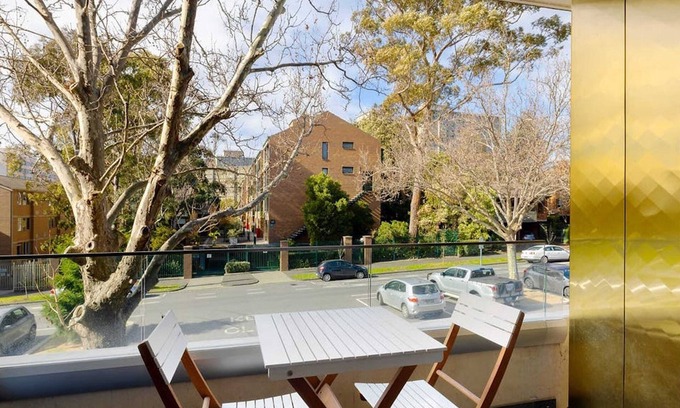 Carlton Apartment | Cosmo Stays- Peaceful 2BR Designer Apartment. Fabulous Location. Free Parking.