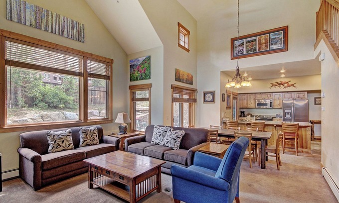Breckenridge House | Cosmopolitan Decor + Spacious 3Br in Downtown Breck Sleeps 8