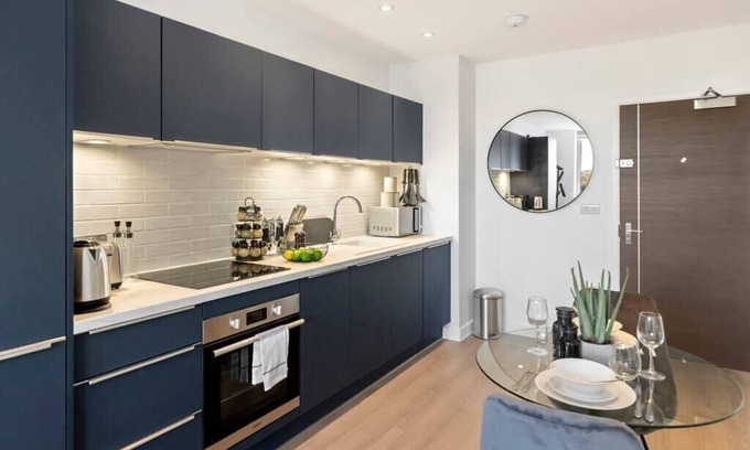 Clock House Apartment | Cosmopolitan Living: Upscale 1BR Gem in Beckenham