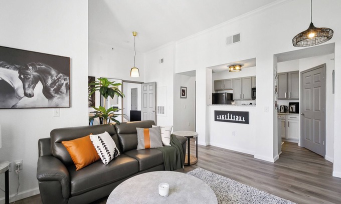 Mid City South Condo | Cosy 1-bedroom Condo Near LSU at the Reserve Cedar Lodge - Ready to move-in