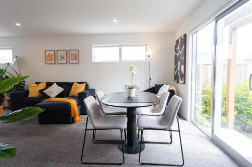 Riccarton House | Cosy 2 Bed 3 Bath Home Close to CBD And Hagley Park