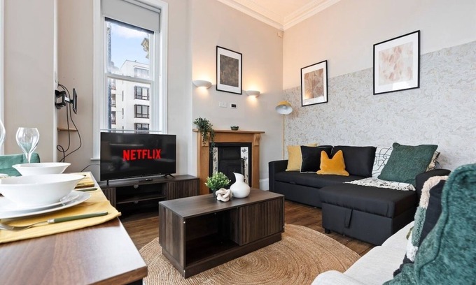 Worthing Apartment | Cosy 2 bed in Worthing - Sea Views - Balcony