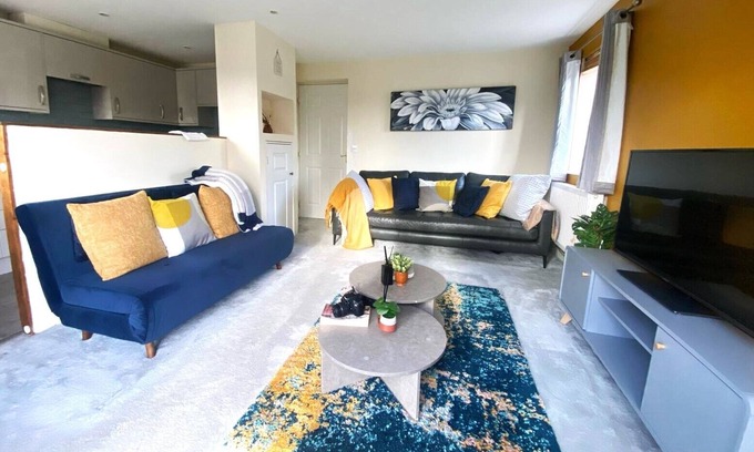 Stevenage Apartment | Cosy 2 Bedroom Apartment in Stevenage SG1 Hertfordshire Free Parking Sleeps 5