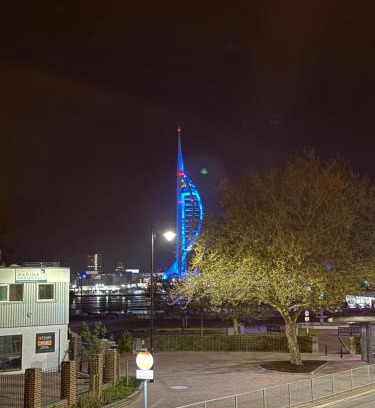 Gosport Apartment | Cosy 2 bedroom modern flat close to transport link