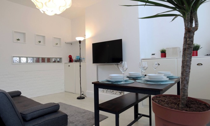 Swinton House | Cosy 2 Bedrooms House, Convenient Location, Free Parking, Fully Equipped.