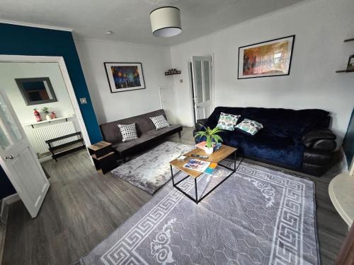 Clayton House | Cosy 3 Bed with Parking Near Piccadilly, Etihad Stadium and COOP Live Sleeps up to 6