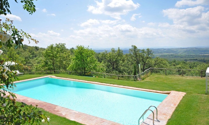 Castelnuovo Berardenga Apartment | Cosy apartment for 3 people with WIFI, pool, pets allowed and panoramic view