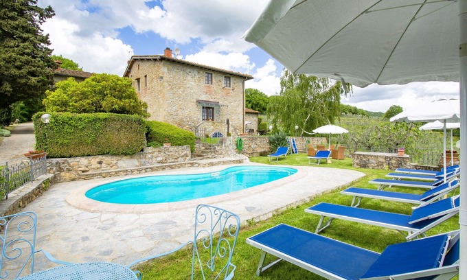 Loro Ciuffenna Villa | Cosy apartment in villa for 6 guests with WIFI, pool, terrace and parking